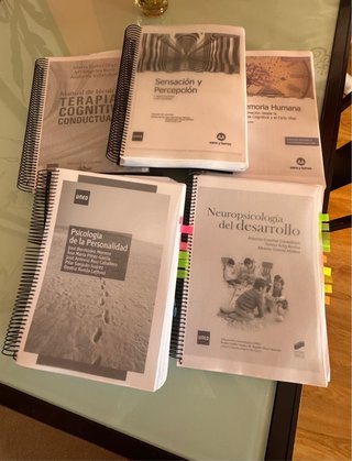 Libros encuadernados de Psicología Uned