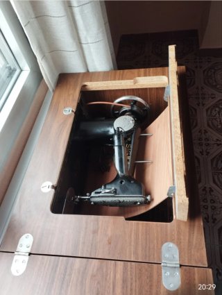 Máquina de coser Sigma con mueble