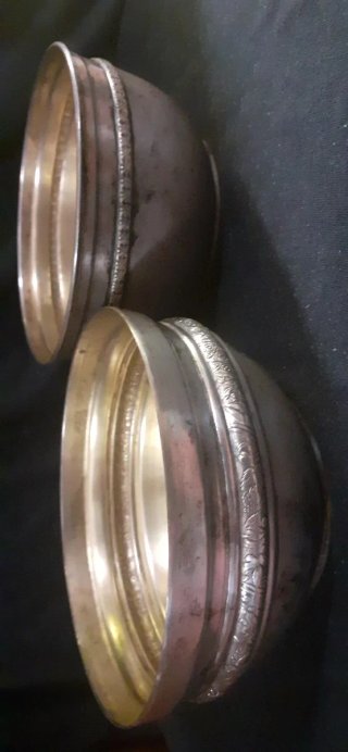 2 Cuencos antiguos de bronce chapado en plata.