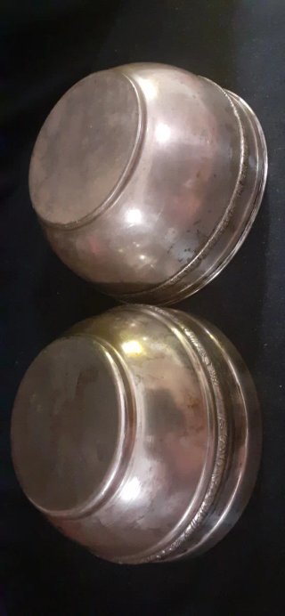 2 Cuencos antiguos de bronce chapado en plata.