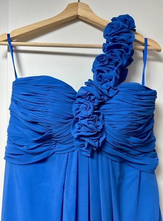 Vestido azul de fiesta con flores