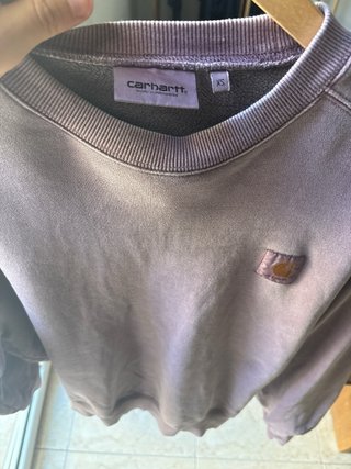 Sudadera Carhartt Morada (modelo Vista)