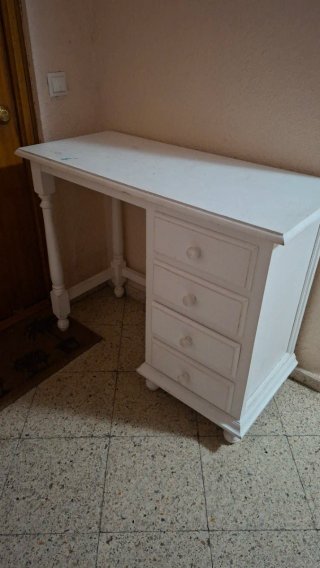 Se regala Escritorio blanco con cajones de madera