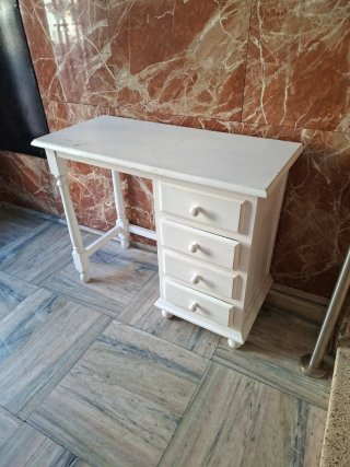 Se regala Escritorio blanco con cajones de madera