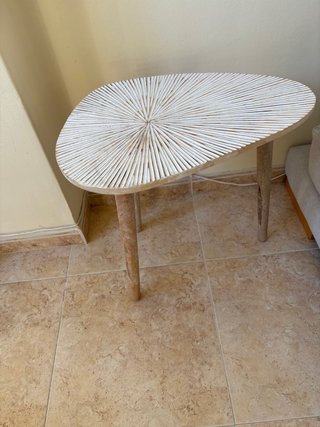 Mesa auxiliar de madera blanca