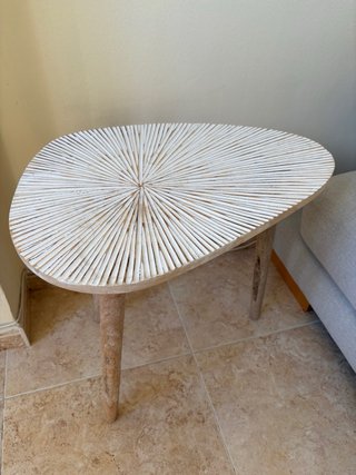 Mesa auxiliar de madera blanca