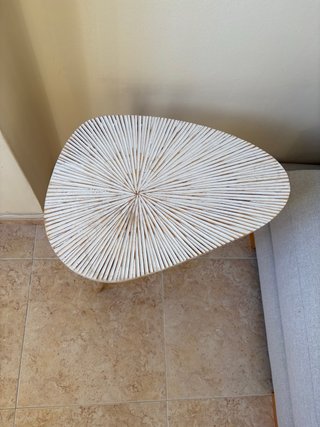 Mesa auxiliar de madera blanca