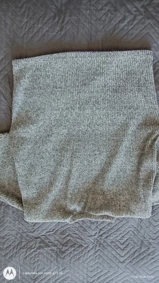 Jersey gris con hombreras