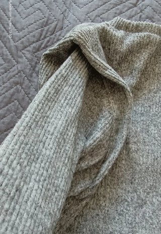 Jersey gris con hombreras