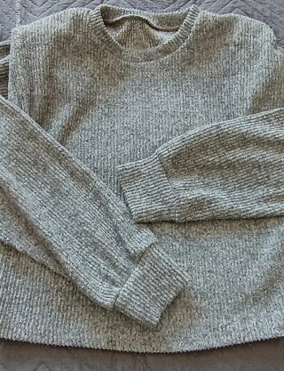 Jersey gris con hombreras