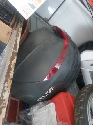 Baúl de moto  marca shad sh29 con soporte y llave