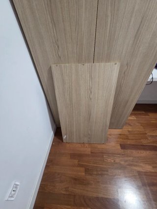 Armario de madera color beige y marrón