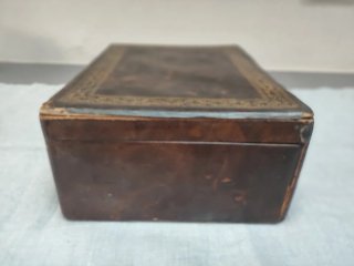 Caja de cuero con detalles dorados