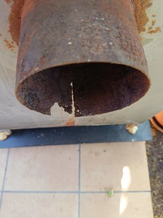 Estufa de leña metálica con puerta de cristal