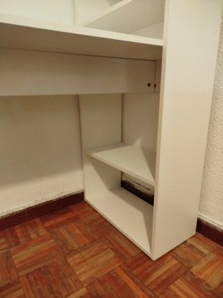 Escritorio blanco con estantería. En Entrevías