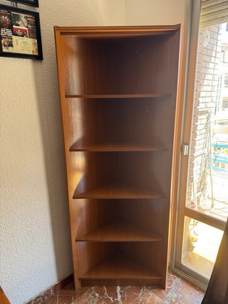 Estantería esquinera de madera