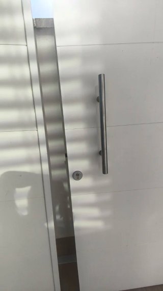 Puerta doble de madera moderna