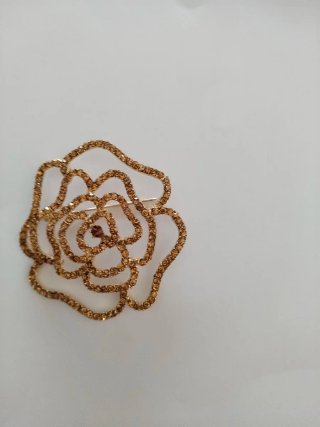 Broche dorado con pedrería