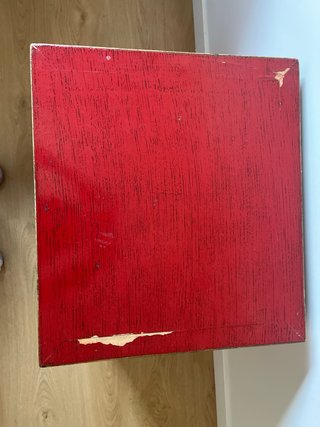 Mesita pequeño roja con cajón
