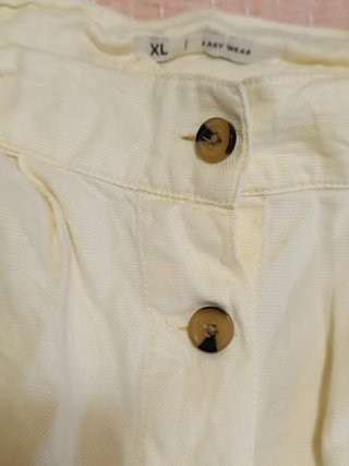 Falda blanca botones talla XL Marca Easy wear.