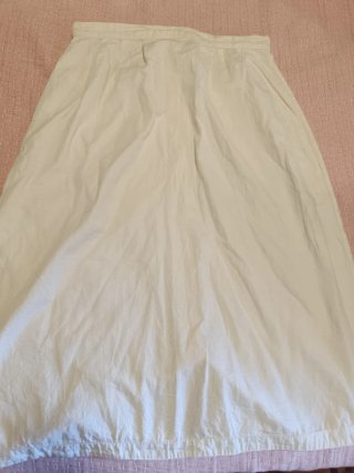 Falda blanca botones talla XL Marca Easy wear.