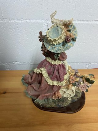 Figura estilo Rococó mujer con flores
