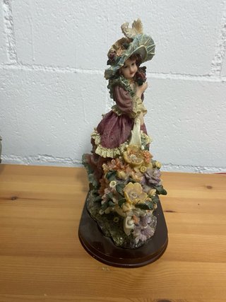 Figura estilo Rococó mujer con flores