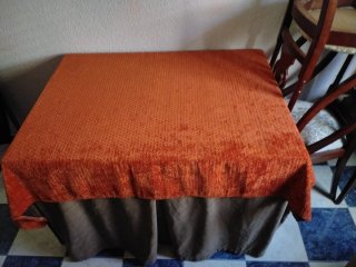 Mesa camilla con ropa y tapete