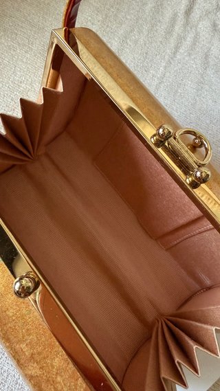 Bolso rígido iridiscente dorado floral