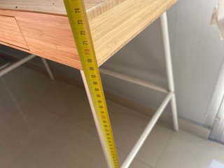 Escritorio de madera y metal. Lillasen