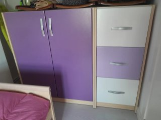 Dormitorio juvenil con cajones, armario y mesita