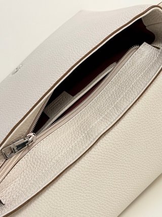 Bandolera prémium de piel en color marfil de Prüne