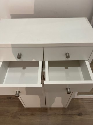 Mueble blanco con cajones y puertas