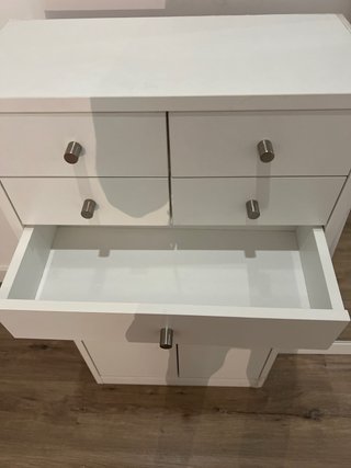 Mueble blanco con cajones y puertas