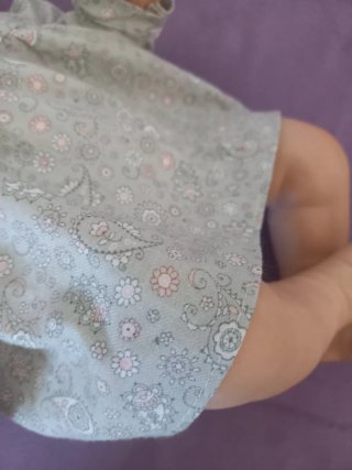 Muñeco bebé con vestido estampado