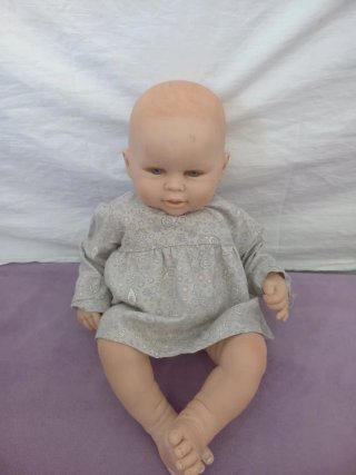 Muñeco bebé con vestido estampado