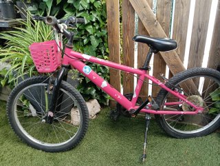 Bicicleta rosa con cesta ... En Blanes si queréis.
