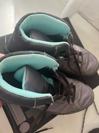 Confezione di scarpe da montagna