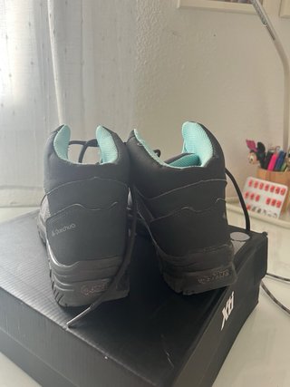 Confezione di scarpe da montagna