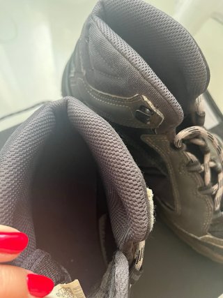 Confezione di scarpe da montagna