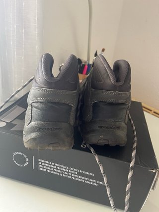 Confezione di scarpe da montagna