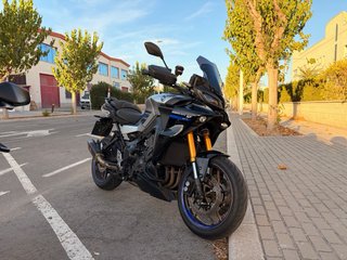 Yamaha Tracer 9 GT 2021 con maletas y Akrapovic