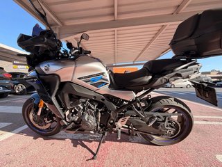 Yamaha Tracer 9 GT 2021 con maletas y Akrapovic