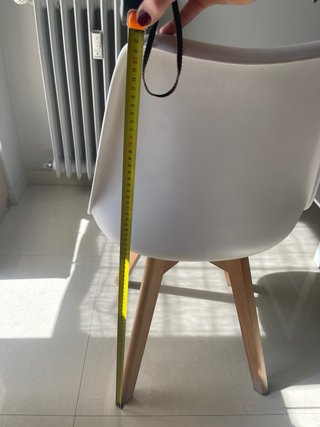 Silla blanca de plástico y madera