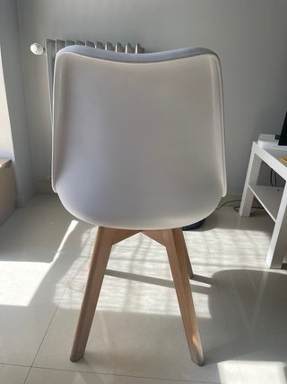 Silla blanca de plástico y madera