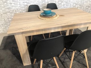 Mesa de madera y 4 sillas negras
