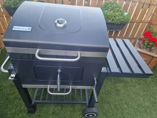Barbacoa de carbón negra y plateada