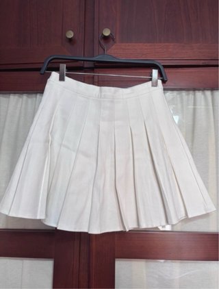 Falda blanca plisada