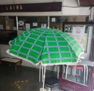 Sombrilla de playa o piscina verde . Nueva .