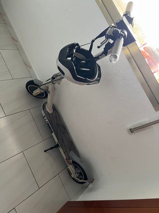 Patinete eléctrico con casco